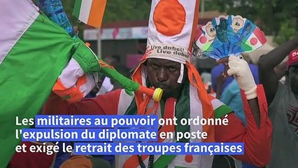 Des manifestants célèbrent le départ de l'ambassadeur de France du Niger