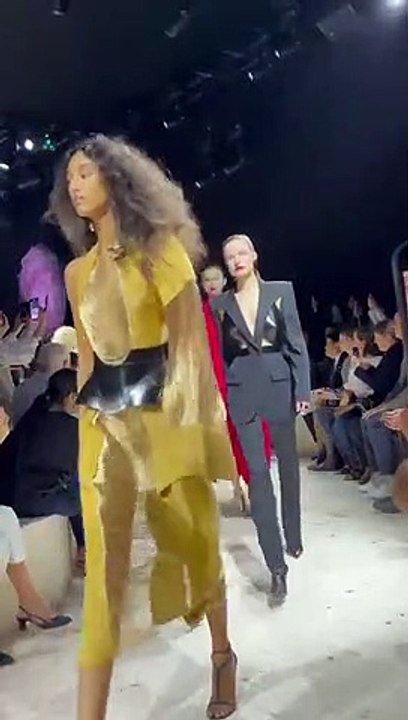 Parigi Fashion Week, la sfilata di addio di Sarah Burton per Alexander McQueen. Naomi chiude la sfilata
