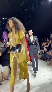 Parigi Fashion Week, la sfilata di addio di Sarah Burton per Alexander McQueen. Naomi chiude la sfilata