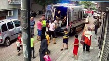 Zeytinburnu'nda çocuğa çarpan motosiklet kaza anı güvenlik kamerasında