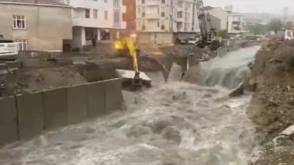 Esenyurt'ta sağanak yağış nedeniyle dere taştı
