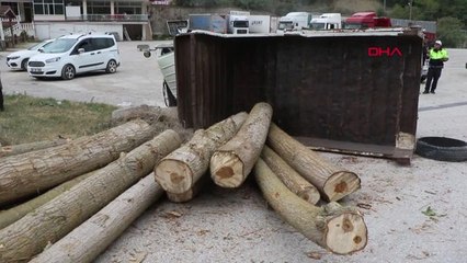 Samsun'da Tomruk Yüklü Kamyonet Devrildi: Sürücü Yaralandı