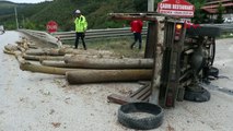 Une camionnette chargée de grumes renversée à Samsun : un conducteur blessé