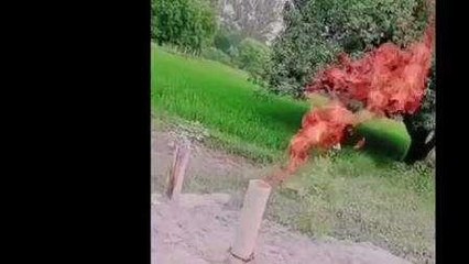 हैंडपंप से पानी के साथ निकल रही आग, आप भी देखिये ये वीडियो