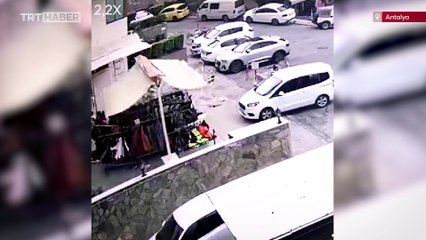 Antalya'da sağanak ve rüzgar hayatı olumsuz etkiledi