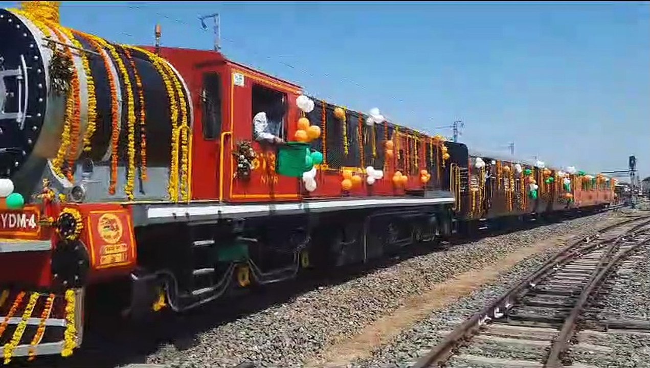 Watch Video : सैलानियों के इशारे पर रुकेगी ट्रे...