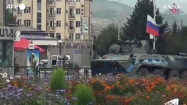 Nagorno-Karabakh, soldati russi a Stepanakert: carri armati tra le strade deserte