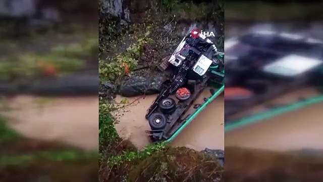 Un camion transportant une louche s'est renversé dans le ruisseau sur la route Yedigöller à Bolu, 1 personne est décédée dans l'accident.