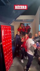 Jugadores de Independiente INTERRUMPEN entrevista a Carlos Tevez para FESTEJAR