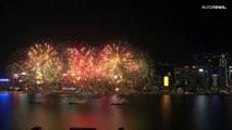 شاهد: ألعاب نارية مدهشة تضيء سماء هونغ كونغ بمناسبة اليوم الوطني الصيني