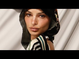 VIDEO: Emily Ratajkowski ravissante geisha et Coco Rocha en boule à facettes face à l'ennemie jurée