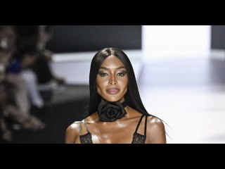 VIDEO: Naomi Campbell sculpturale à 53 ans, dans une nuisette transparente et dessous chics à la Fas