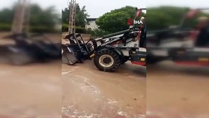 Niğde'de etkili olan sağanak yağış sele neden oldu