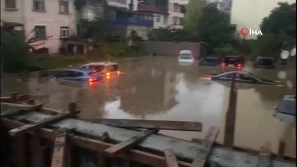 Trabzon'da aşırı yağışlar sonrası yollar dereye döndü, ev ve işyerlerini su bastı