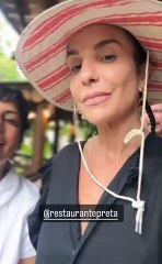 Após show em SP, Ivete volta a Bahia e curte folga em restaurante da Ilha dos Frades