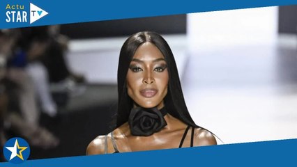 Naomi Campbell sculpturale à 53 ans, dans une nuisette transparente et dessous chics à la Fashion We