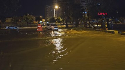 Download Video: Adana'da sağanak yağış ve fırtına hayatı olumsuz etkiledi