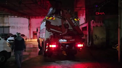 Une personne tombée de la fenêtre de son lieu de travail à Adana a été secourue à l'aide d'une grue