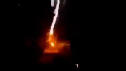 Rize'de bir evin bahçesine yıldırım düşme anı kaydedildi