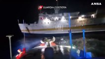 Incendio su un traghetto a Lampedusa, evacuati passeggeri e migranti