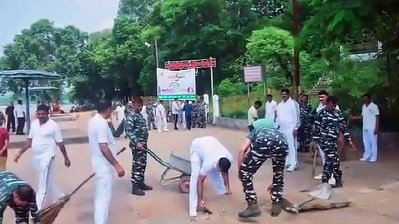 नर्मदा के रपटा घाट पर सफाई अभियान चलाकर लिया स्वच्छता का संकल्प