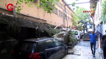 Zeytinburnu'nda istinat duvarı araçların üzerine çöktü!
