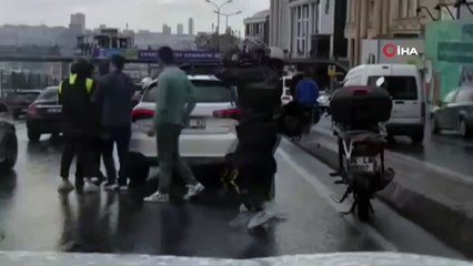 Il a brisé la fenêtre avec des coups de poing américains lors d'une dispute pour céder le passage et n'a pas prêté attention à la femme assise à l'intérieur.