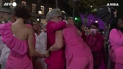 Скачать видео: Parigi, l'Arco di Trionfo si illumina di rosa per la lotta contro il tumore al seno