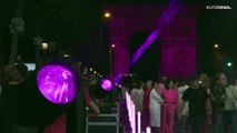 شاهد: باريس تَّتشح باللون الوردي للتوعية بسرطان الثدي