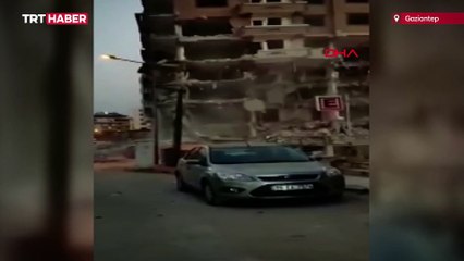 Gaziantep'te ağır hasarlı bina yıkım sırasında çöktü