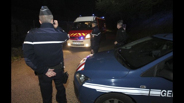 VIDEO: Une piétonne grièvement blessée aux jambes, la voiture prend la fuite