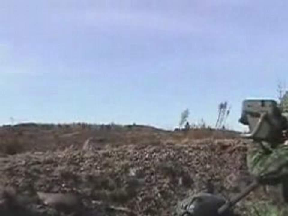 L'armée canadienne testant un lance-roquette