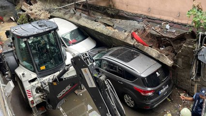 Zeytinburnu'nda çöken istinat duvarı araçlara zarar verdi