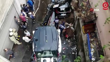 Zeytinburnu'nda istinat duvarı çöktü: 4 araç hasar gördü