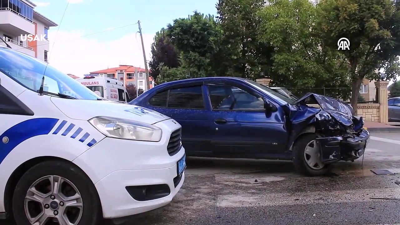 Uşak'ta otomobil ile hafif ticari aracın çarpışması sonucu 7 kişi yaralandı