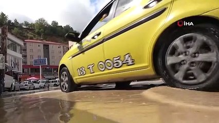 Bitlis'te sağanak yağış taşkınlara ve göçüklere neden oldu