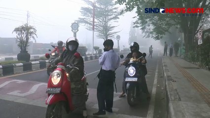 Video herunterladen: Kota Sampit Diselimuti Asap Tebal, Jarak Pandang hanya 5-10 Meter