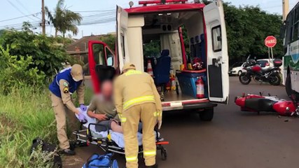 Ônibus do transporte coletivo para em cima de motocicleta e homem sobrevive no Jardim Montreal