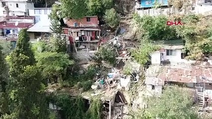 Un rocher tombé de la pente à cause de la pluie a endommagé des maisons à Beşiktaş, Istanbul.