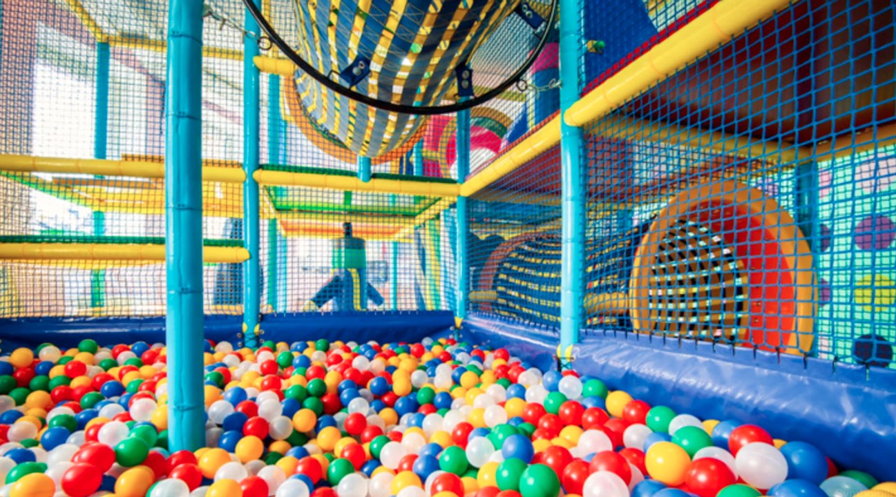 Mehrere mütter schlagen sich vor indoor-spielplatz