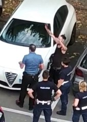 Ragazzo chiama i carabinieri perché i vigili urbani non hanno la mascherina ma viene arrestato!