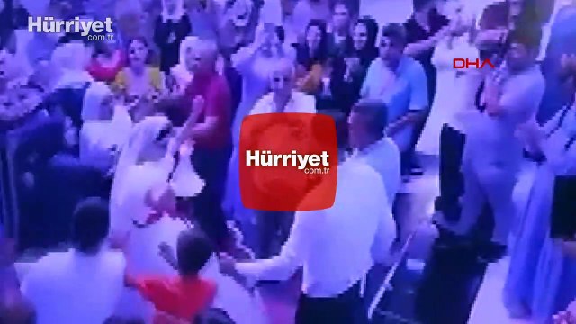 Damat, para takılı gelinliği çekiştiren çocuğu fırlatıp yere attı!
