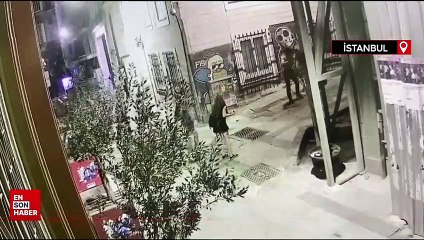 İstanbul'da kapalı dükkan önünde oturan arkadaşlara çivili sopayla saldırı