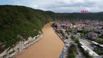 À Şile, la boue apportée par le ruisseau en raison des fortes pluies a fait brunir la mer.