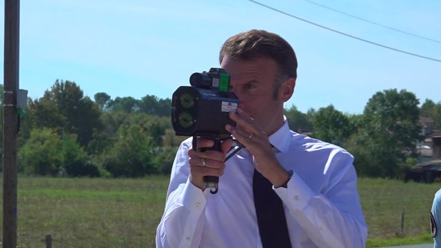 Emmanuel Macron s'essaie au contrôle de vitesse des voitures, en marge de son déplacement dans le Lot-et-Garonne
