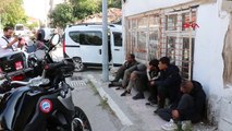 Edirne'de Polis Takibi Sonucu Araç Evin Duvarına Çarptı, 5 Kaçak Göçmen Gözaltına Alındı