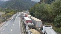 Sakarya'da 2 TIR ile 2 kamyonun karıştığı zincirleme kaza: D-650 trafiğe kapandı