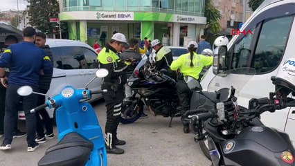 Kadıköy'de Motosiklet Sürücülerine Yapılan Denetimde 32 Kişiye Ceza Yazıldı