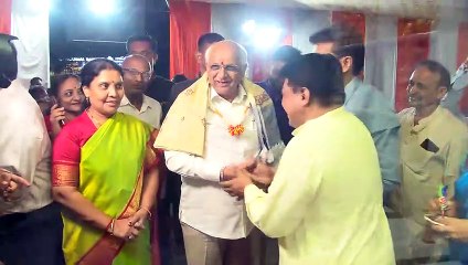 VIDEO: मुख्यमंत्री ने की खादी की खरीदारी