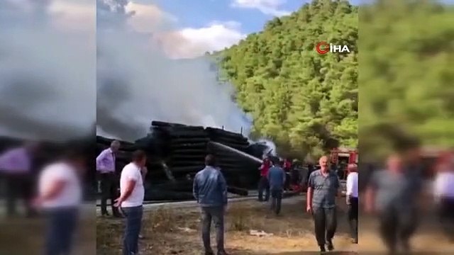 Un camion chargé de bûches livré aux flammes